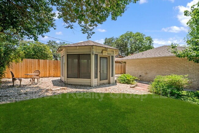 Building Photo - 425 Crestwood Dr