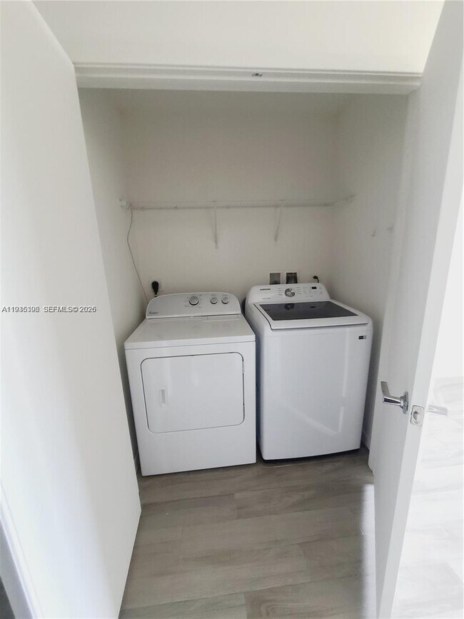 Building Photo - 999 SW 1st Ave