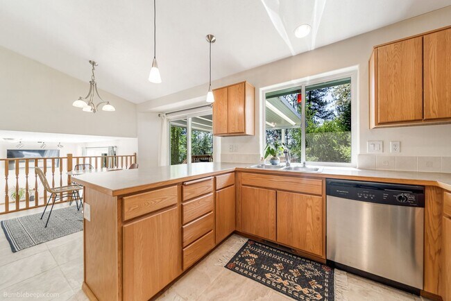 Building Photo - For Rent: Beautiful 3 Bed, 3 Bath Home in Desirable Eagle Ridge