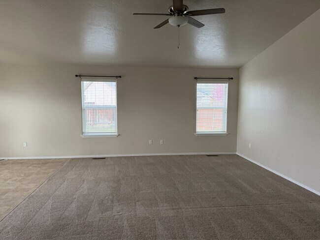 Building Photo - 108 NE Malad Ct