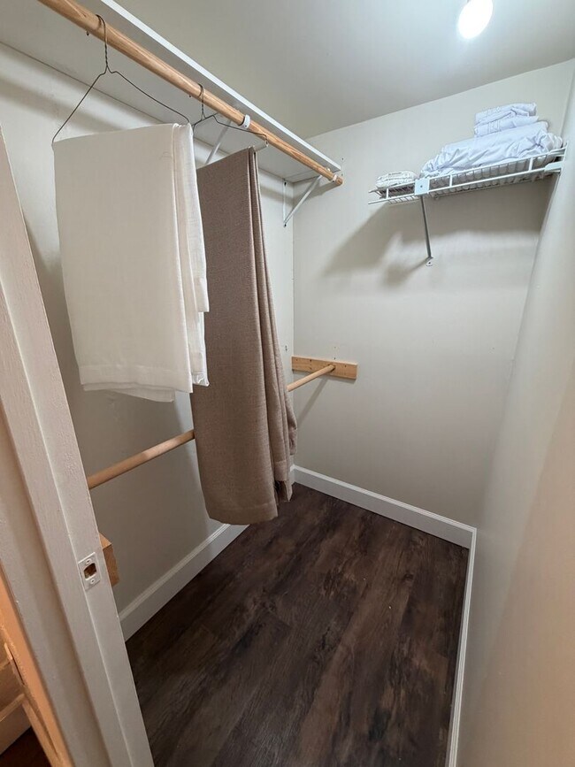 Building Photo - Newly remodeled and furnished 1 bedroom