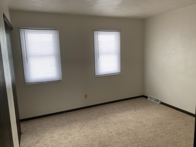 Building Photo - 2 bedroom townhouse- located near frisbee ...