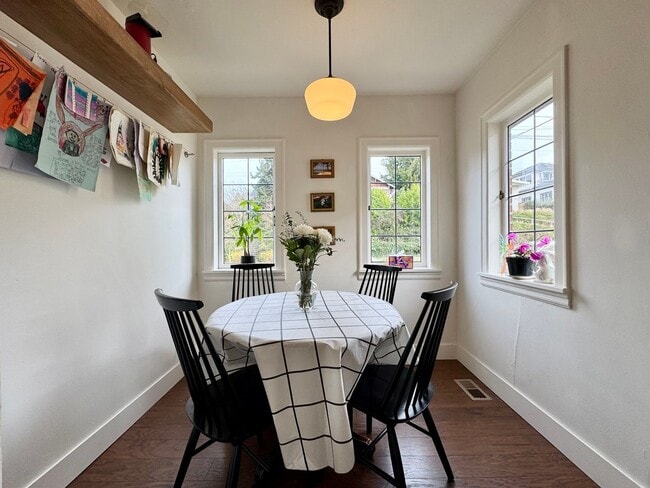 Building Photo - Admiral District~West Seattle Home