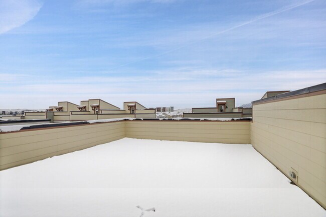 Building Photo - $3,230.95 with $300 off the first month's Rent - 4 Bedrooms, 3.5 Bathrooms, Townhouse in Broomfie...