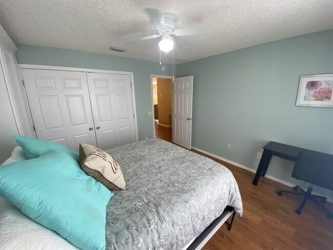 Building Photo - Beautiful 2 + 2 Villa, Turnkey ANNUAL Leas...