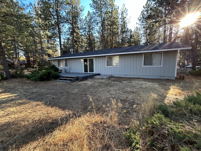 Building Photo - Charming Home on .25 acre Lot!