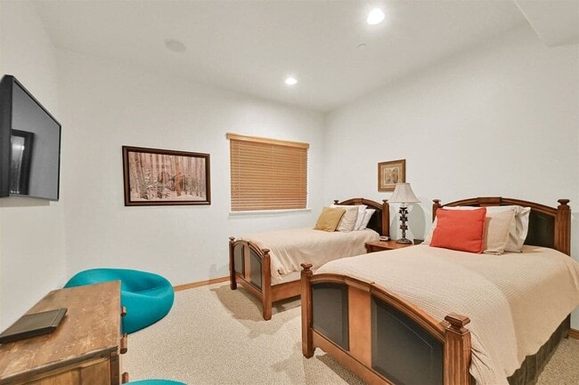 Building Photo - 5176 Fairview Loop