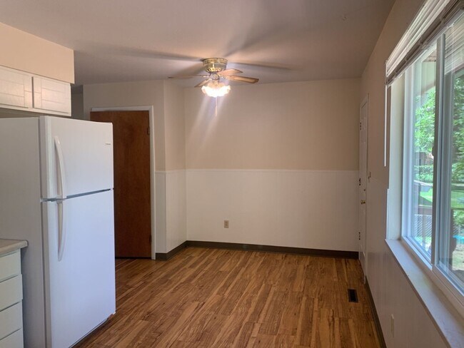 Building Photo - Mid-Town Single Family Home w/ Spacious Fenced Yard
