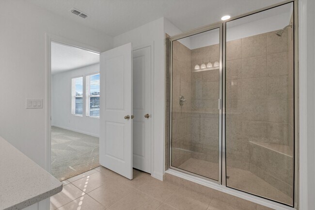 Building Photo - Like-New Ashton Woods Spacious 5BR 4BA, Prime Location Near I-4!