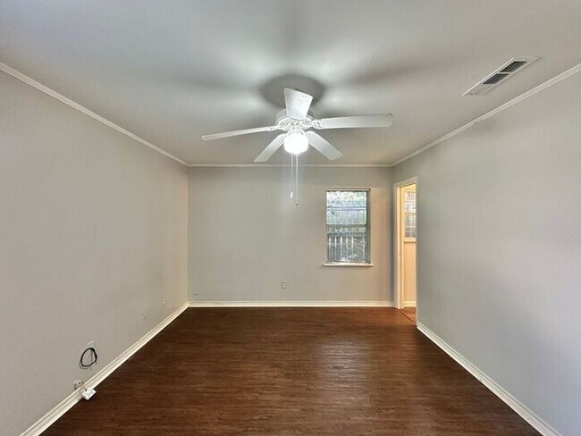 Building Photo - Spacious 3-Bed, 2-Bath Home with Large Sho...