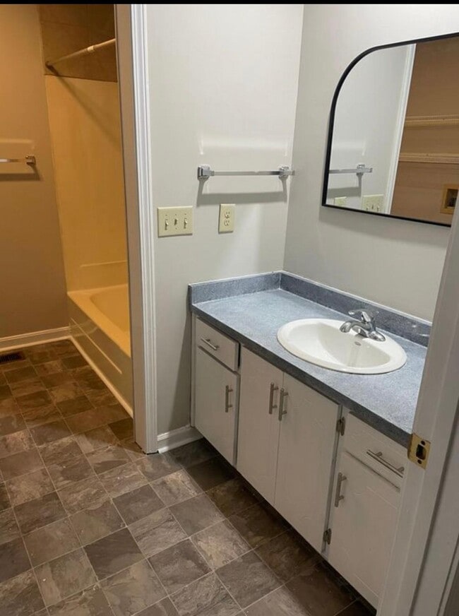 Building Photo - 284 Robert Sands Rd