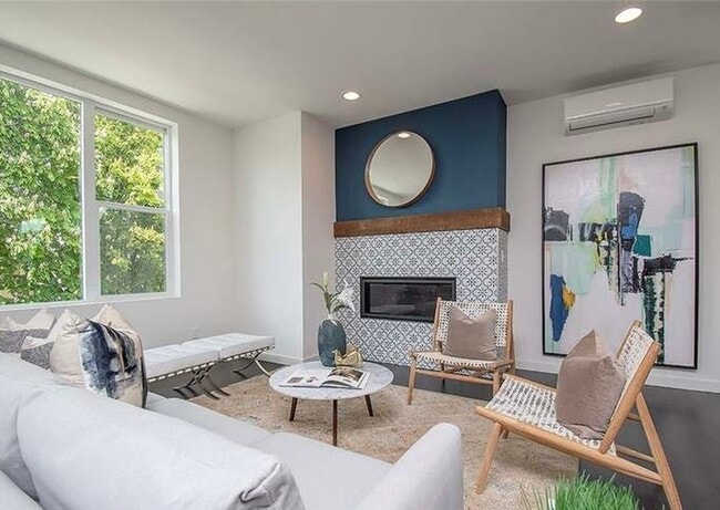 Building Photo - 4bd/4ba Townhouse in Queen Anne