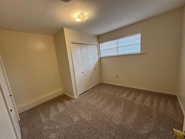 Building Photo - 1815 S Erie, Apt 1-4