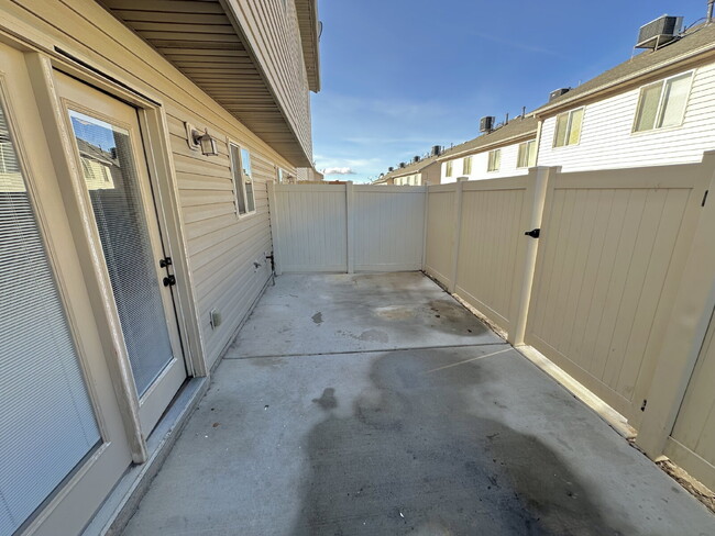 Building Photo - "Charming 3-Bed Townhouse in Cedar City – Spacious 1365 Sq Ft with 2.5 Baths!"