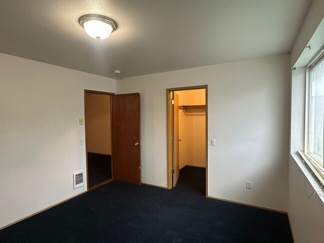 Building Photo - 296 Sussex Ave W