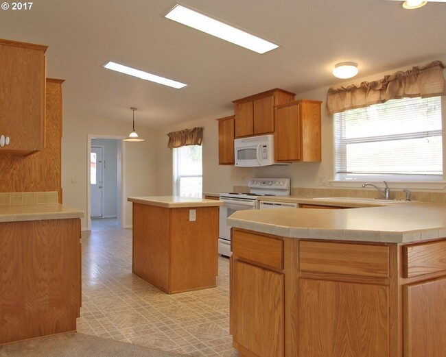 Building Photo - 3 Bedroom Home with Amazing Views