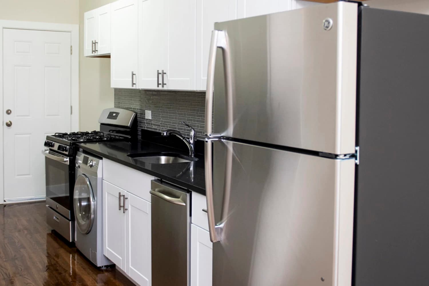 Building Photo - 730 W Roscoe St