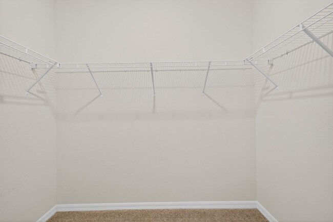 Building Photo - 4 Bedroom in Gated Community!