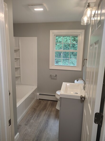 Upstairs Bath - 132 Londonderry Turnpike