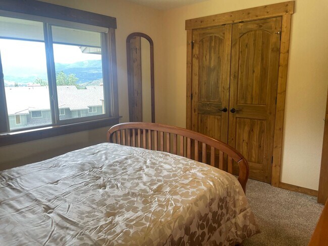 Building Photo - Move in special! Washer dryer in unit! Amazing views! Updated! Pets negotiable!