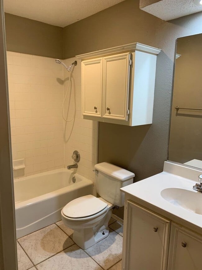 Building Photo - Townhome 2/2
