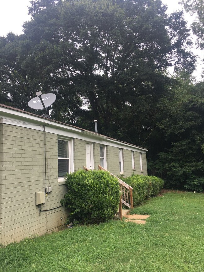 Building Photo - Adorable 2-bedroom ready now!