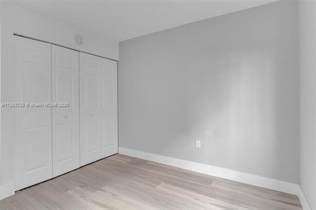 Building Photo - 6235 SW Kendale Lakes Cir