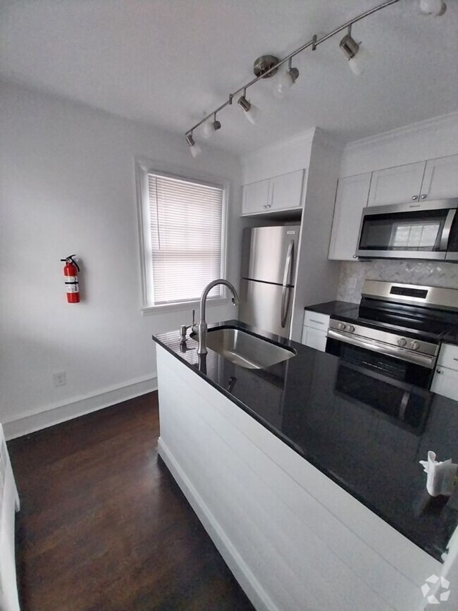 Building Photo - Nicely Updated 3 Bed/1 Bath House in Colma...