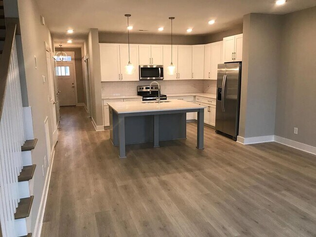 Building Photo - Stunning Modern Townhouse in the Heart of ...