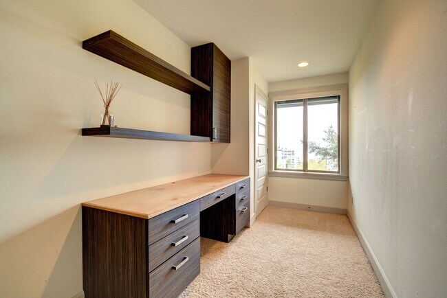 Building Photo - 2bd/2.25ba Seattle Townhome