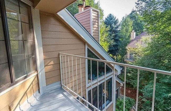 Building Photo - Updated Top-Floor Condo in Boulder’s Powde...