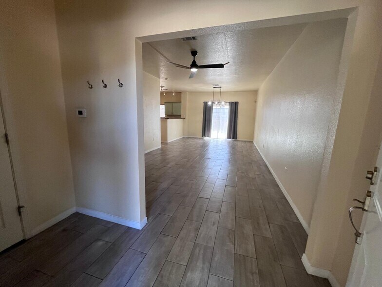 Building Photo - 3150 N Yarbrough Dr