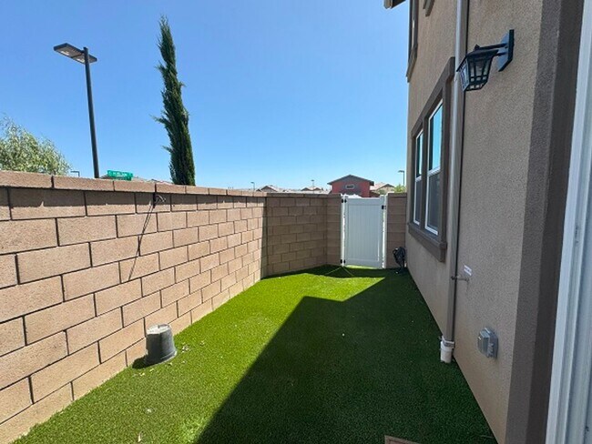 Building Photo - Beautiful House in the heart of Temecula -...