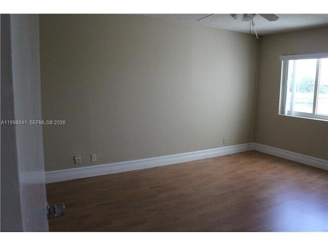 Building Photo - 120 Lakeview Dr