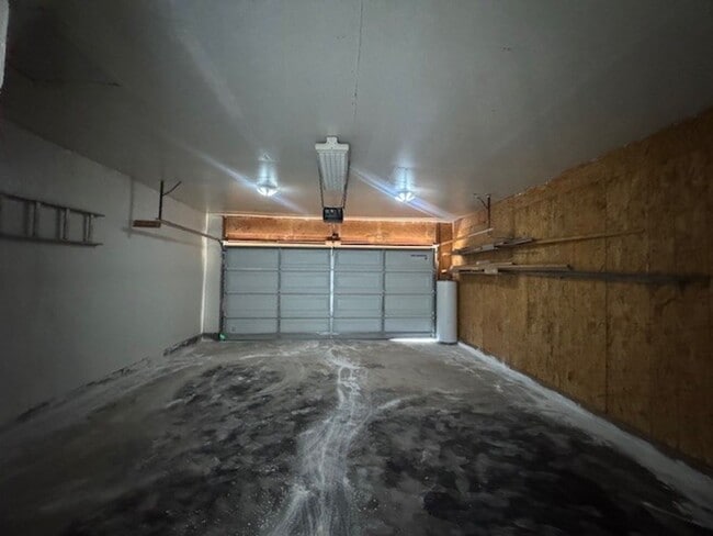 Building Photo - 1002 Av. Manana