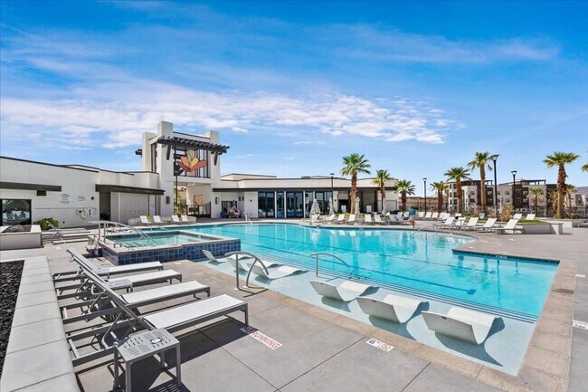Building Photo - Beautiful 3 Bedroom Townhome in Desert Color. Internet Included!