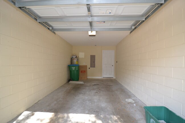 Building Photo - Fantastic 3 BR Townhome in Gated Winter Springs community with Pool and great schools