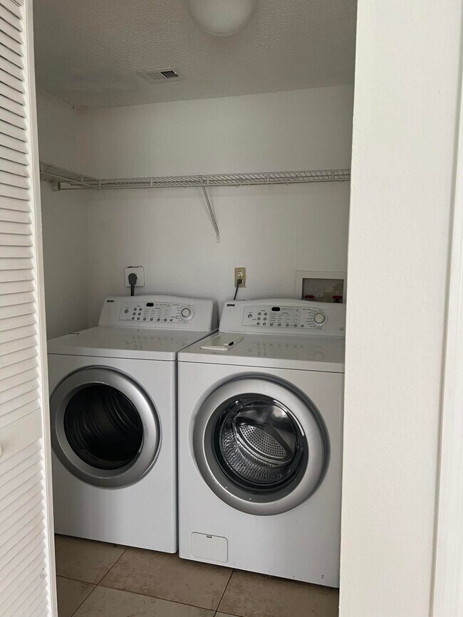 Building Photo - 1453 Lake Crystal Dr