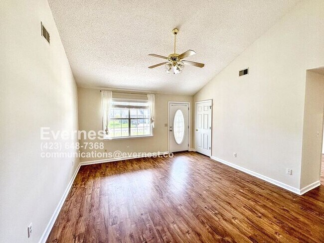 Building Photo - 3-Bedroom, 2-Bath Home with Modern Applian...