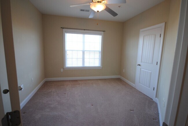 Building Photo - 200 Gateway Condos Dr