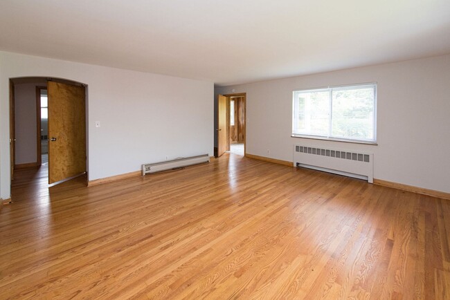 Building Photo - Extra Spacious Top Unit Duplex