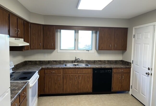 Building Photo - 2201 Saratoga Dr