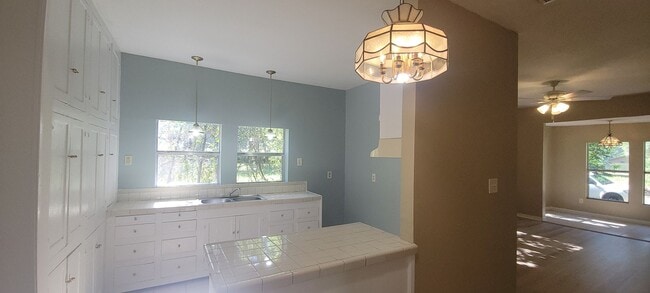 Building Photo - Gorgeous 2 bedroom/1bath with historic fea...