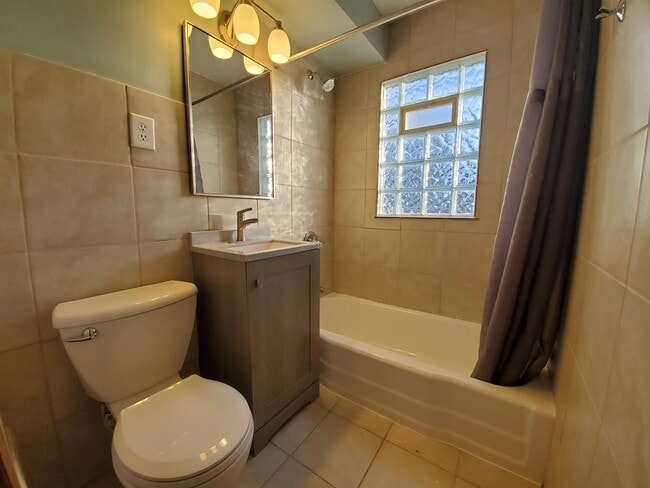 Building Photo - 2004-16 1/2 16 1/2 St NW