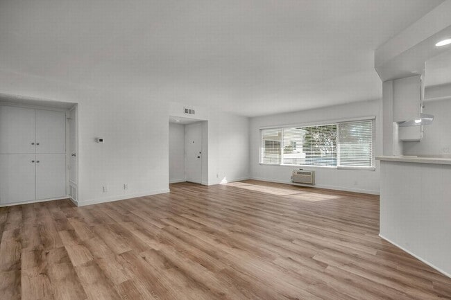 Building Photo - Stunning HUGE Top-floor 2+2 Luxury Unit