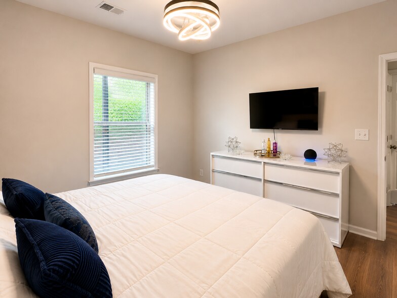Building Photo - 1566 Ridgebrook Downs