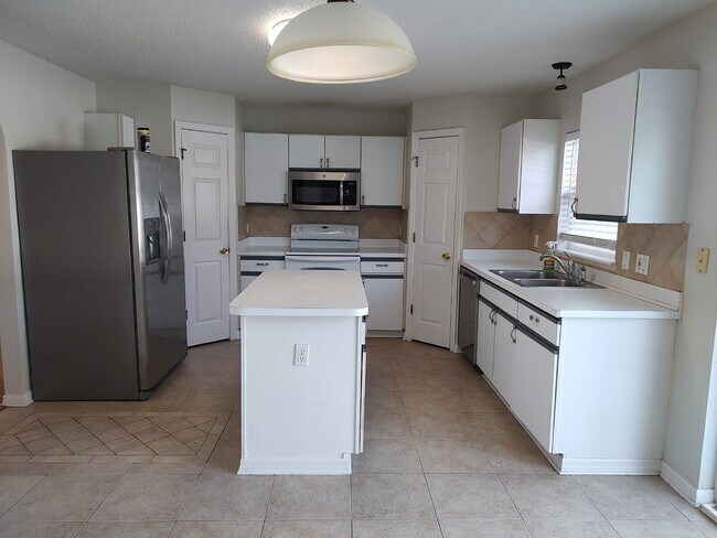 Building Photo - Spacious 4 bedroom, 2.5 bathroom house in Poinciana