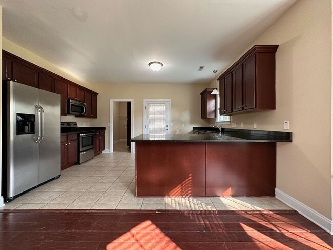 Building Photo - Perfect on Pineflat!