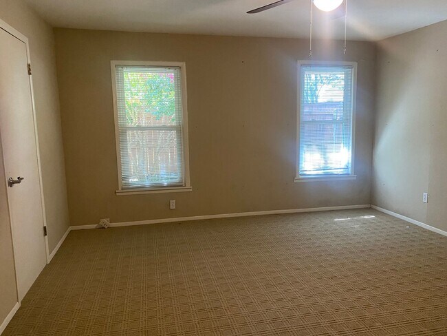 Building Photo - 4 BEDROOM WITH POOL