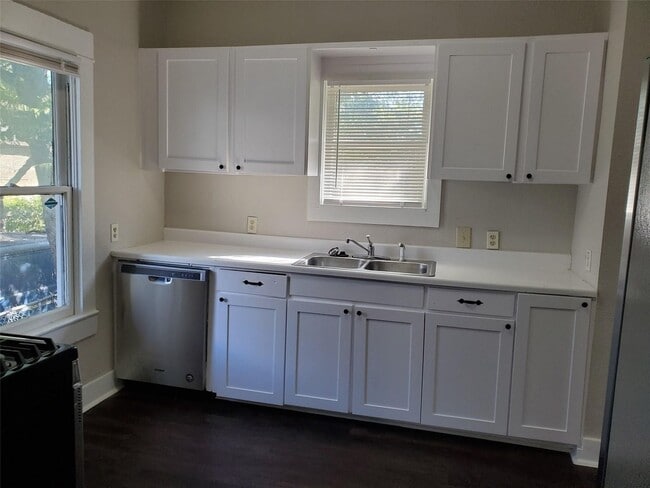 Building Photo - Spacious 3 Bed, 1 Bath Near Historic Fairmount- 76104